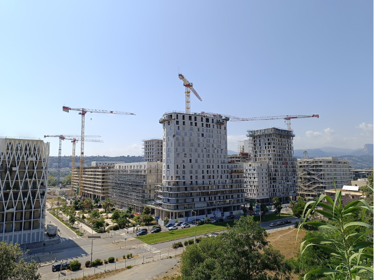 Chantier du programme Joïa à Nice, immeubles en construction et grues