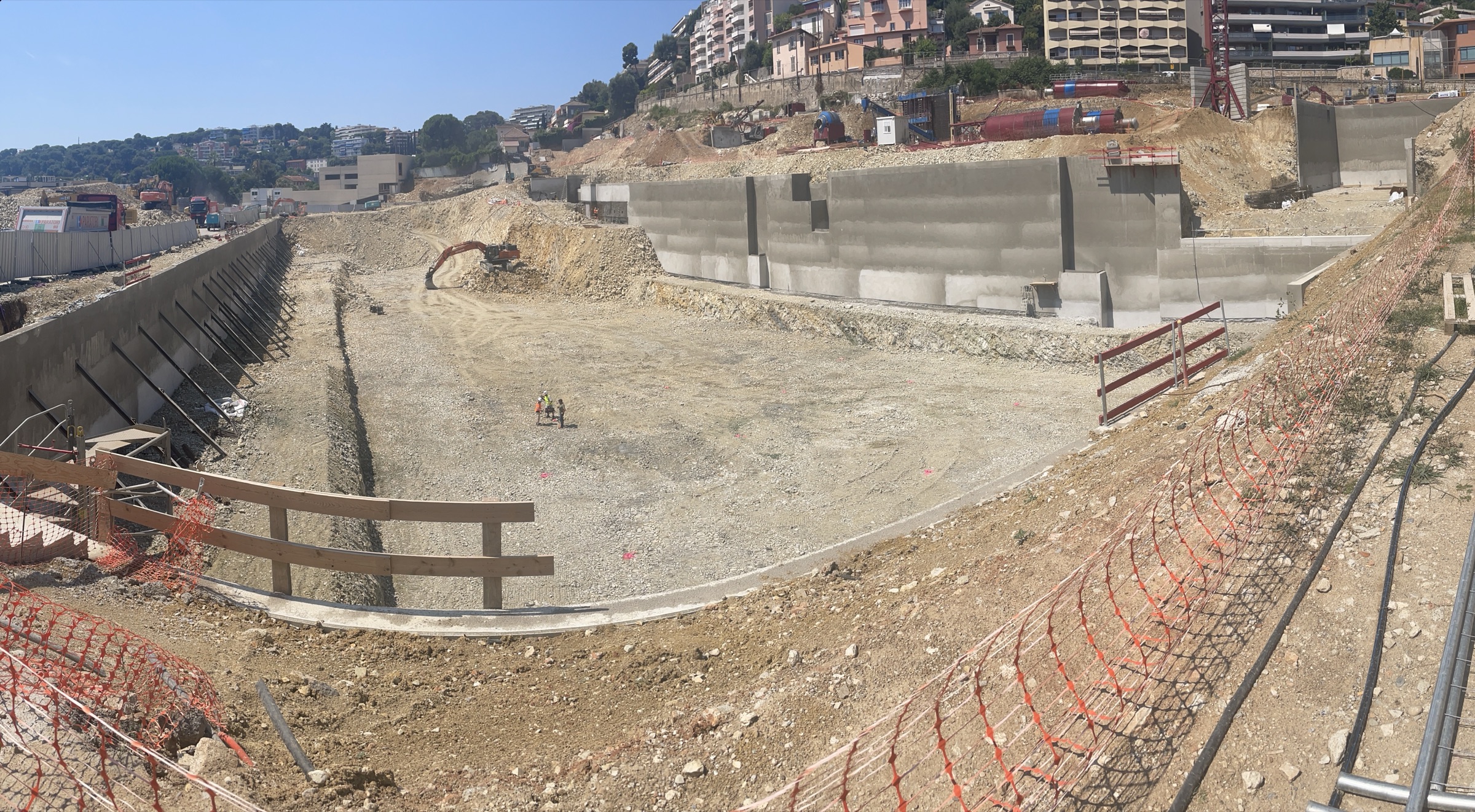 Mur de soutènement retenant les terres d'un terrain en pente